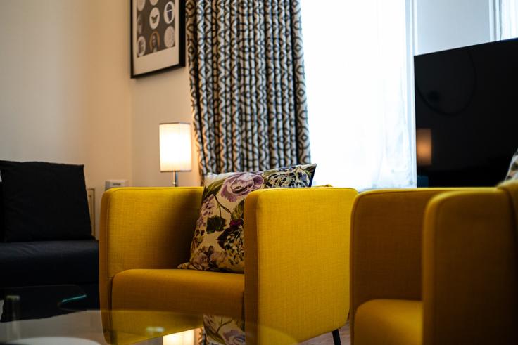 Salle de séjour élégante avec mobilier moderne dans un appartement à Building Redcliffe Gardens - hive-stays-ltd - 1383566 à Royal Borough of Kensington and Chelsea, London