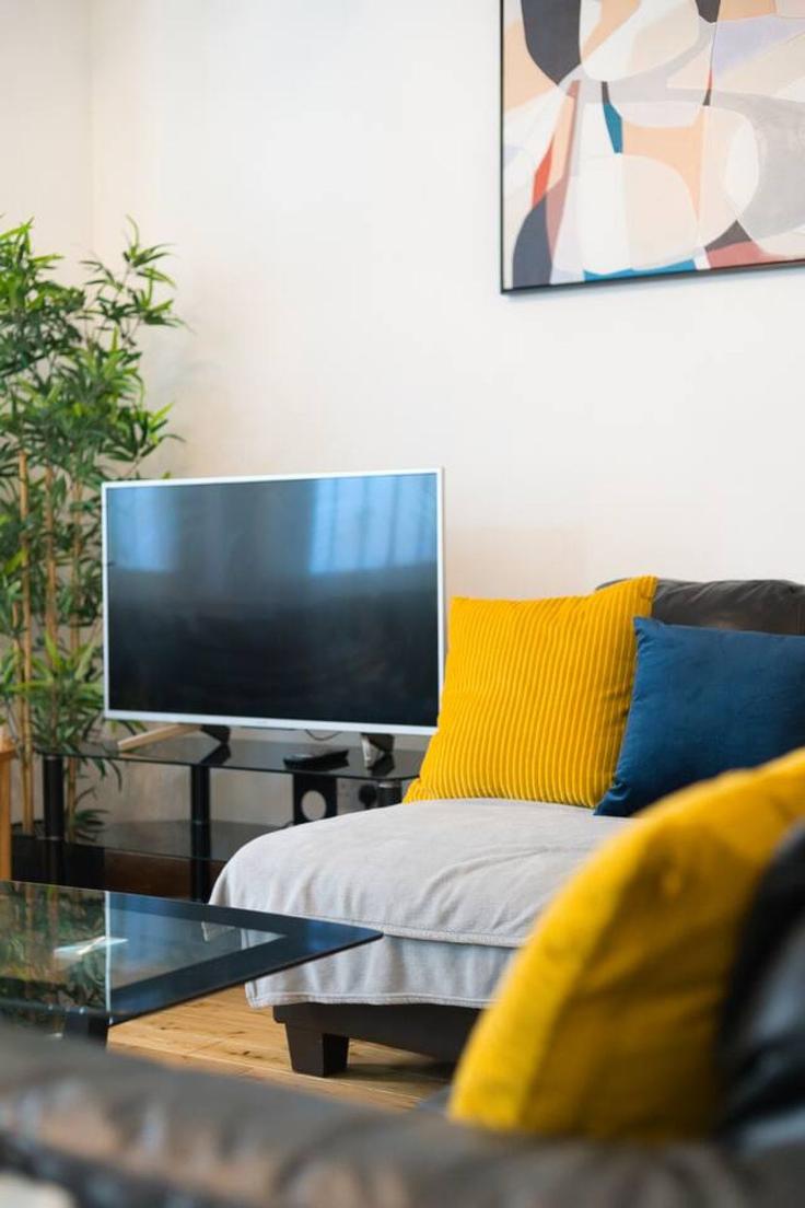 Elegantly designed living room with modern furnishings in an apartment at Building Redcliffe Gardens - hive-stays-ltd - 1383568 in Royal Borough of Kensington and Chelsea, London