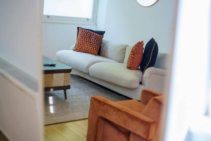Sala de estar elegantemente projetada com móveis modernos em um apartamento no Building Albany Street - hive-stays-ltd - 1383570 em London Borough of Camden, London Sala de estar elegantemente projetada com móveis modernos em um apartamento no Building Albany Street - hive-stays-ltd - 1383570 em London Borough of Camden, London