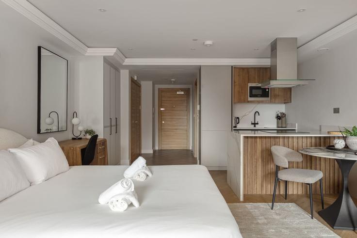 Salle de séjour élégante avec mobilier moderne dans un appartement à Building Kensington High Street - hive-stays-ltd - 1504845 à Royal Borough of Kensington and Chelsea, London