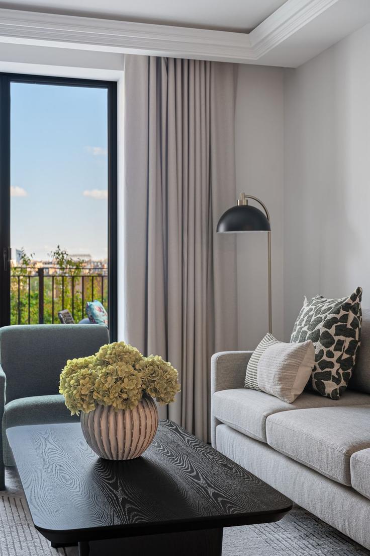 Elegante sala de estar con mobiliario moderno en un apartamento en Building Kensington High Street - hive-stays-ltd - 1515283 en Royal Borough of Kensington and Chelsea, London