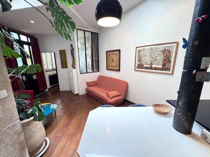 Sala de estar elegantemente projetada com móveis modernos em um apartamento no Building Boulevard de la Chapelle - hobe - 1389227 em 10th arrondissement, Paris