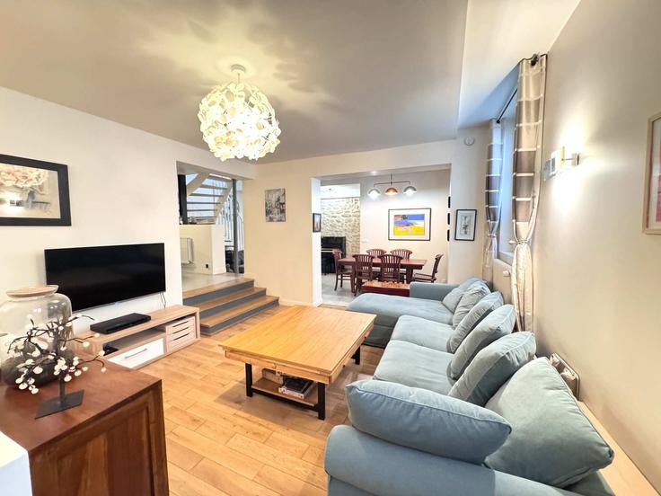 Salle de séjour élégante avec mobilier moderne dans un appartement à Building Rue de Bizerte - hobe - 1389225 à 17th arrondissement, Paris