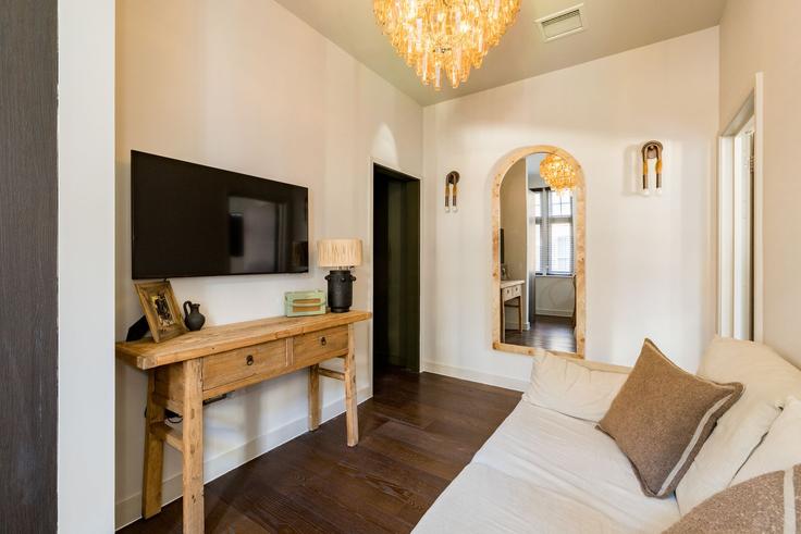 Salle de séjour élégante avec mobilier moderne dans un appartement à Building Wardour Street - hok-living - 1390841 à City of Westminster, London