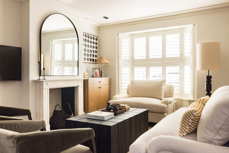 Sala de estar elegantemente projetada com móveis modernos em um apartamento no Building Pembroke Place - hok-living - 1303114 - LON em Royal Borough of Kensington and Chelsea, London Sala de estar elegantemente projetada com móveis modernos em um apartamento no Building Pembroke Place - hok-living - 1303114 - LON em Royal Borough of Kensington and Chelsea, London