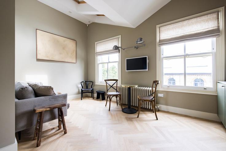 Royal Borough of Kensington and Chelsea, London에 위치한 Building Lancaster Road - hok-living - 1303104 - LON 유닛의 세련된 인테리어가 돋보이는 거실