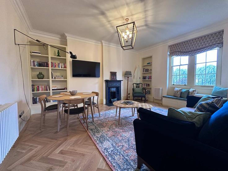 Sala de estar elegantemente projetada com móveis modernos em um apartamento no Building Lansdowne House - holidays-luxury-experience-ltd - 1532083 em Royal Borough of Kensington and Chelsea, London Sala de estar elegantemente projetada com móveis modernos em um apartamento no Building Lansdowne House - holidays-luxury-experience-ltd - 1532083 em Royal Borough of Kensington and Chelsea, London