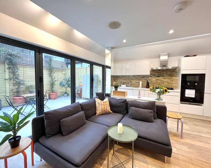 London London Borough of Hammersmith and FulhamのBuilding Archel Road - holidays-luxury-experience-ltd - 1532081のアパートメントにある、モダンな家具を備えたエレガントなデザインのリビングルーム London London Borough of Hammersmith and FulhamのBuilding Archel Road - holidays-luxury-experience-ltd - 1532081のアパートメントにある、モダンな家具を備えたエレガントなデザインのリビングルーム