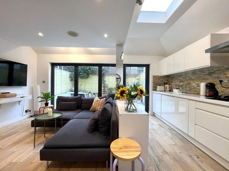 London Borough of Hammersmith and Fulham, London에 위치한 Building Archel Road - holidays-luxury-experience-ltd - 1532081 유닛의 세련된 인테리어가 돋보이는 거실