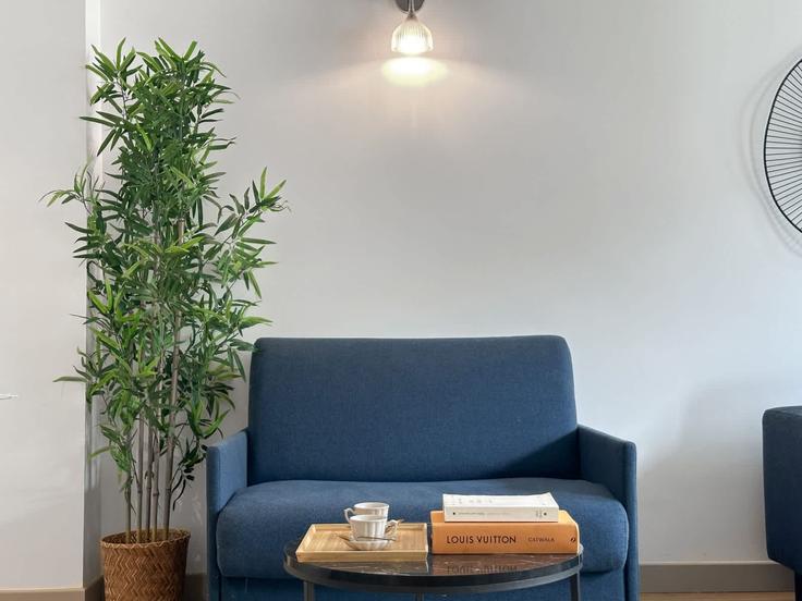 Elegante sala de estar con mobiliario moderno en un apartamento en Building Avenue Villemain - holidaysdiscovery - 1029537 - PAR en 14th arrondissement, Paris