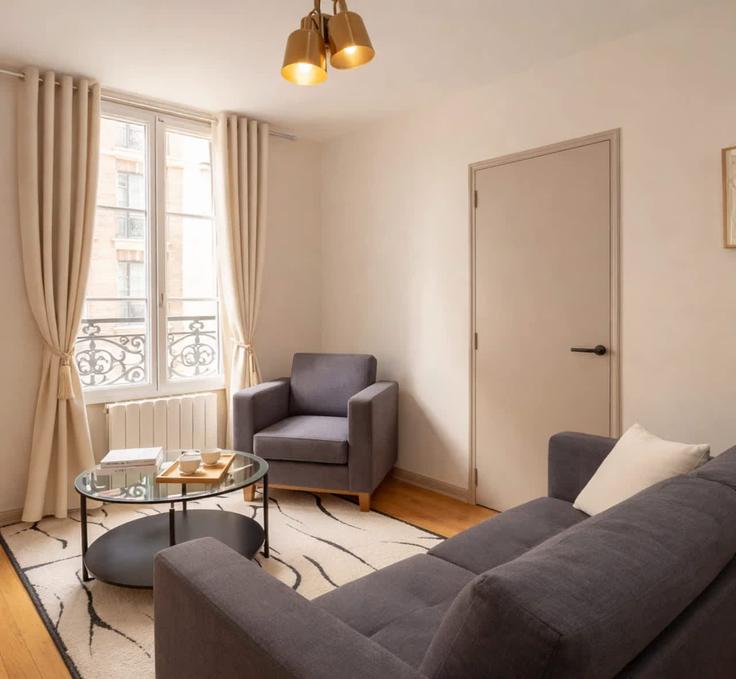 Elegante sala de estar con mobiliario moderno en un apartamento en Building Avenue Villemain - holidaysdiscovery - 1029481 - PAR en 14th arrondissement, Paris