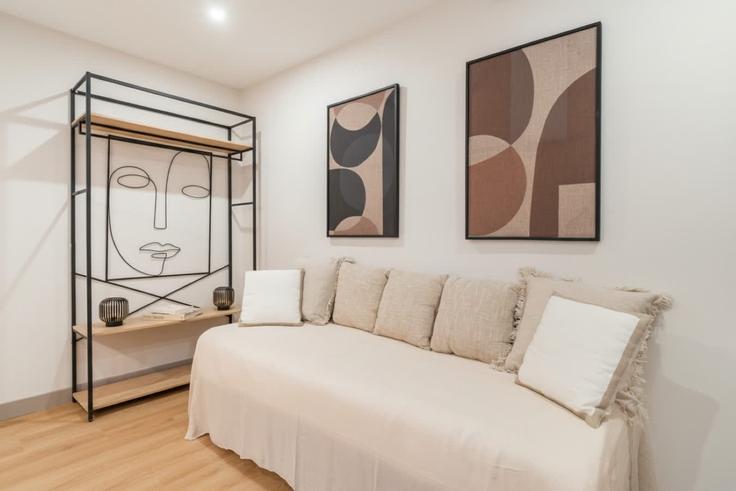Salle de séjour élégante avec mobilier moderne dans un appartement à Building Avenue Villemain - holidaysdiscovery - 1029471 - PAR à 14th arrondissement, Paris