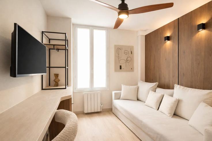 Salle de séjour élégante avec mobilier moderne dans un appartement à Building Avenue Villemain - holidaysdiscovery - 1029474 - PAR à 14th arrondissement, Paris
