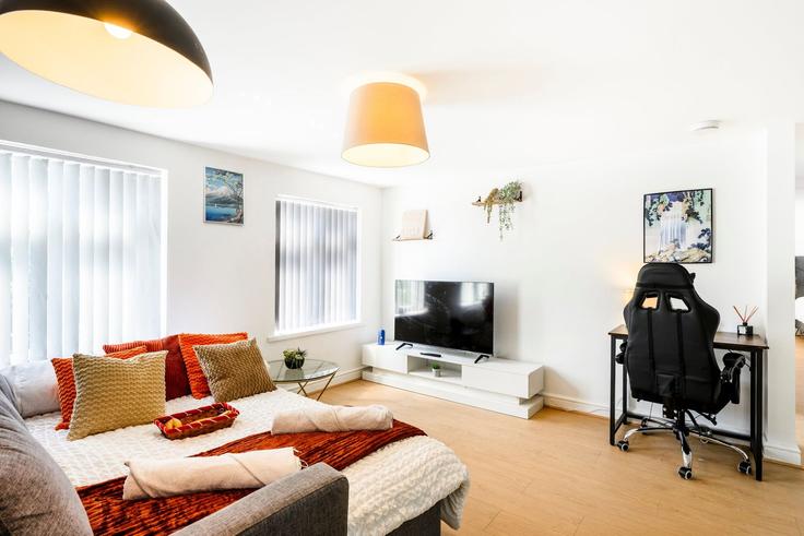 Elegante sala de estar con mobiliario moderno en un apartamento en Building Hagley Road West - holl-group-ltd - 1592222 en Sandwell District, Oldbury