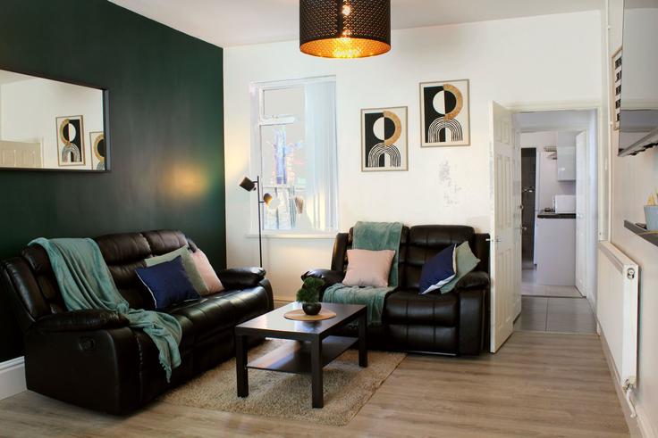 Sala de estar elegantemente projetada com móveis modernos em um apartamento no Building Reginald Road - holl-group-ltd - 1547132 em Sandwell District, Smethwick Sala de estar elegantemente projetada com móveis modernos em um apartamento no Building Reginald Road - holl-group-ltd - 1547132 em Sandwell District, Smethwick