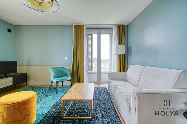 Salle de séjour élégante avec mobilier moderne dans un appartement à Building Boulevard Suchet - holya - 1253868 à 16th arrondissement, Paris