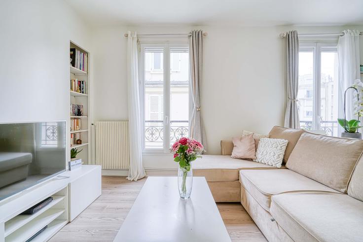 Elegant gestaltetes Wohnzimmer mit moderner Einrichtung in einer Wohnung im Building Avenue des Ternes - holya - 1036089 - PAR in 17th arrondissement, Paris