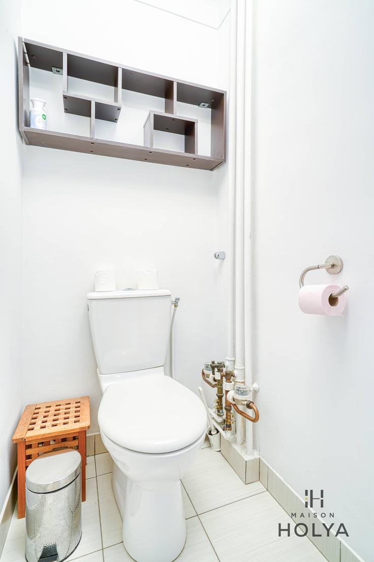 Une salle de bain raffinée et magnifiquement conçue avec des touches sophistiquées sur Building Rue René Coche - holya - 1036085 à Vanves, Vanves