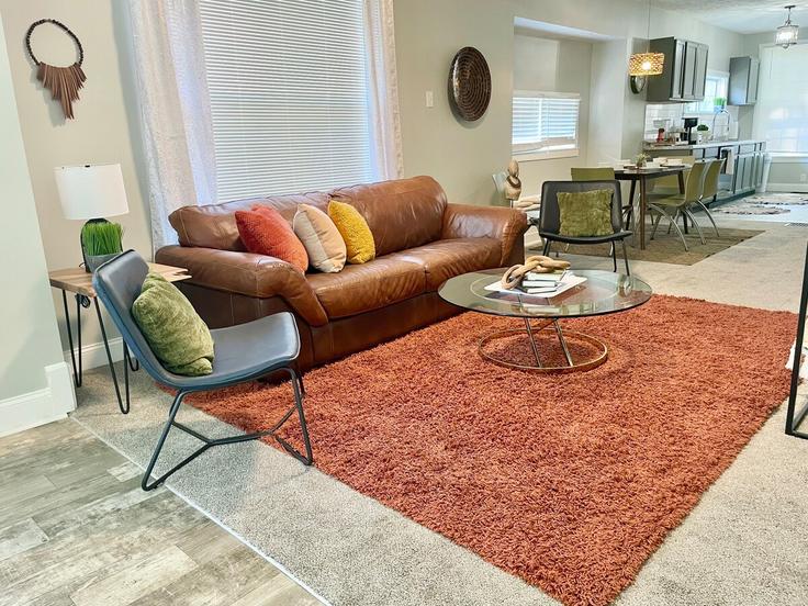 Indianapolis IndianapolisのBuilding South Pennsylvania Street - home-base - 1388743のアパートメントにある、モダンな家具を備えたエレガントなデザインのリビングルーム