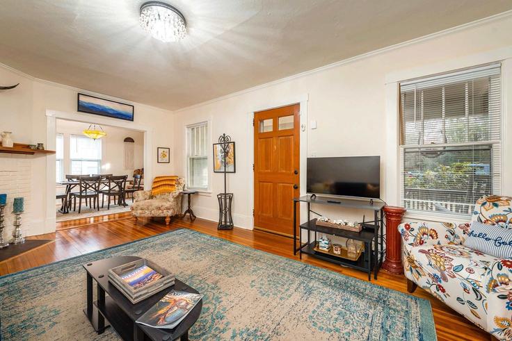 Elegant gestaltetes Wohnzimmer mit moderner Einrichtung in einer Wohnung im Building Caledonia Road - home-base - 1388745 in Asheville, Asheville Elegant gestaltetes Wohnzimmer mit moderner Einrichtung in einer Wohnung im Building Caledonia Road - home-base - 1388745 in Asheville, Asheville