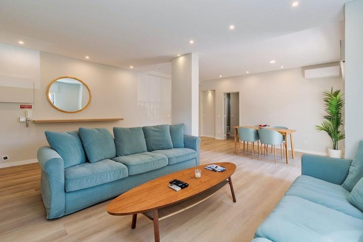 Elegant gestaltetes Wohnzimmer mit moderner Einrichtung in einer Wohnung im Building Rua Frei António das Chagas 20 - home-match - 1610637 in Setubal (São Julião, Nossa Senhora da Anunciada e Santa Maria da Graça), Setúbal Elegant gestaltetes Wohnzimmer mit moderner Einrichtung in einer Wohnung im Building Rua Frei António das Chagas 20 - home-match - 1610637 in Setubal (São Julião, Nossa Senhora da Anunciada e Santa Maria da Graça), Setúbal