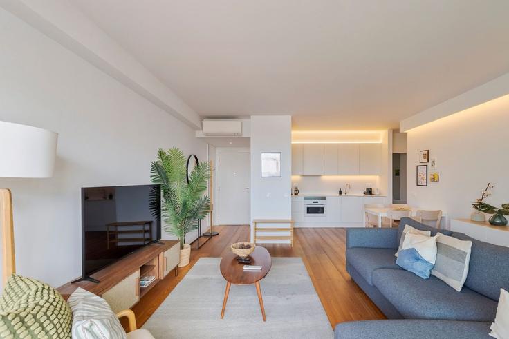 Sala de estar elegantemente projetada com móveis modernos em um apartamento no Building Avenida Casal Ribeiro 28, 8ºA - home-match - 1610753 em Arroios, Lisbon Sala de estar elegantemente projetada com móveis modernos em um apartamento no Building Avenida Casal Ribeiro 28, 8ºA - home-match - 1610753 em Arroios, Lisbon