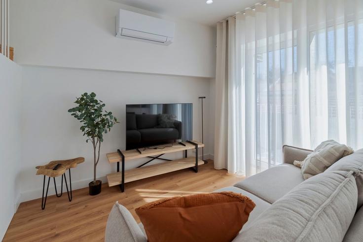 Elegante sala de estar con mobiliario moderno en un apartamento en Building Rua Batalha do Viso 49 - home-match - 1610732 en Setubal (São Julião, Nossa Senhora da Anunciada e Santa Maria da Graça), Setúbal Elegante sala de estar con mobiliario moderno en un apartamento en Building Rua Batalha do Viso 49 - home-match - 1610732 en Setubal (São Julião, Nossa Senhora da Anunciada e Santa Maria da Graça), Setúbal
