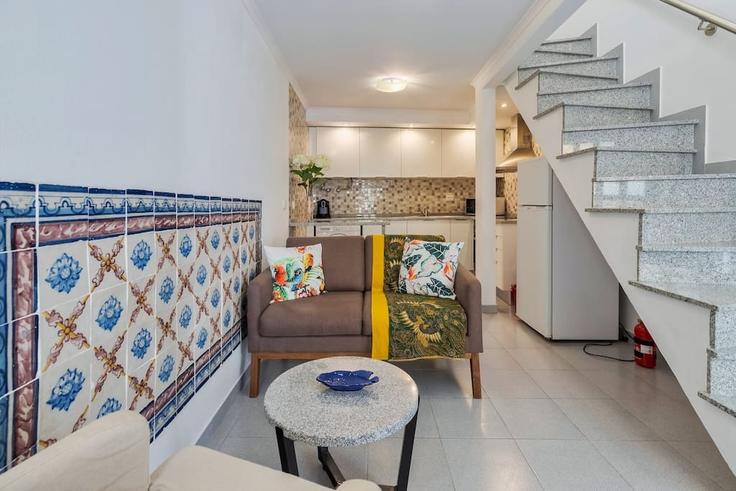 Salle de séjour élégante avec mobilier moderne dans un appartement à Building Travessa do Padre Manuel dos Santos 16 - home-match - 1610660 à Setubal (São Julião, Nossa Senhora da Anunciada e Santa Maria da Graça), Setúbal Salle de séjour élégante avec mobilier moderne dans un appartement à Building Travessa do Padre Manuel dos Santos 16 - home-match - 1610660 à Setubal (São Julião, Nossa Senhora da Anunciada e Santa Maria da Graça), Setúbal