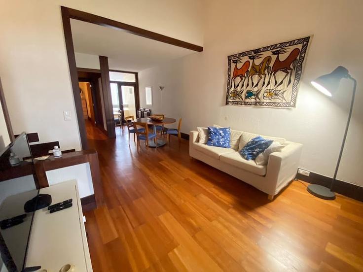 Setúbal CarvalhalのBuilding Alameda do Zambujeiro - home-match - 1610662のアパートメントにある、モダンな家具を備えたエレガントなデザインのリビングルーム Setúbal CarvalhalのBuilding Alameda do Zambujeiro - home-match - 1610662のアパートメントにある、モダンな家具を備えたエレガントなデザインのリビングルーム