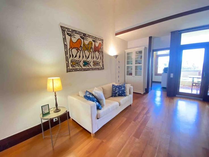 Elegant gestaltetes Wohnzimmer mit moderner Einrichtung in einer Wohnung im Building Alameda do Zambujeiro - home-match - 1610662 in Carvalhal, Setúbal Elegant gestaltetes Wohnzimmer mit moderner Einrichtung in einer Wohnung im Building Alameda do Zambujeiro - home-match - 1610662 in Carvalhal, Setúbal
