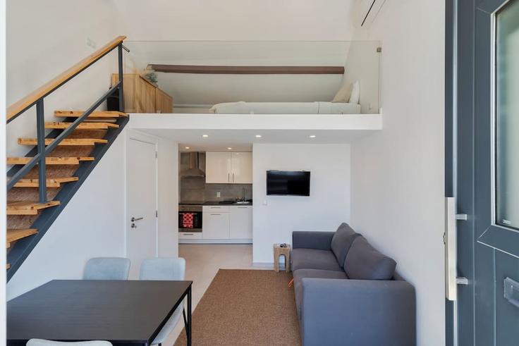 Elegante sala de estar con mobiliario moderno en un apartamento en Building Avenida Manuel Maria Portela 46 - home-match - 1610681 en Setubal (São Julião, Nossa Senhora da Anunciada e Santa Maria da Graça), Setúbal Elegante sala de estar con mobiliario moderno en un apartamento en Building Avenida Manuel Maria Portela 46 - home-match - 1610681 en Setubal (São Julião, Nossa Senhora da Anunciada e Santa Maria da Graça), Setúbal