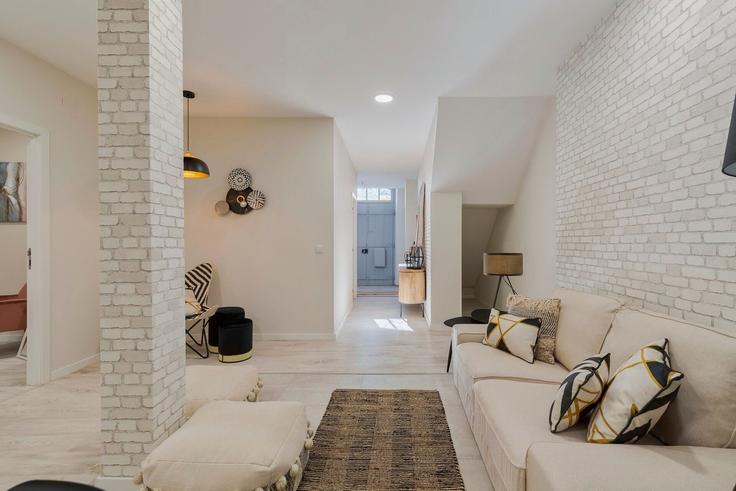 Elegante sala de estar con mobiliario moderno en un apartamento en Building Rua Almeida Garrett 30 - home-match - 1610704 en Setubal (São Julião, Nossa Senhora da Anunciada e Santa Maria da Graça), Setúbal Elegante sala de estar con mobiliario moderno en un apartamento en Building Rua Almeida Garrett 30 - home-match - 1610704 en Setubal (São Julião, Nossa Senhora da Anunciada e Santa Maria da Graça), Setúbal