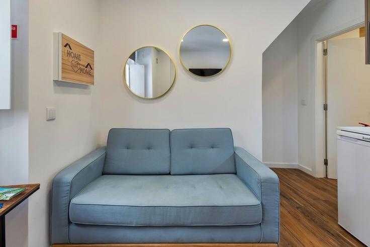 Elegante sala de estar con mobiliario moderno en un apartamento en Building Rua do Eito 17 - home-match - 1610671 en Setubal (São Julião, Nossa Senhora da Anunciada e Santa Maria da Graça), Setúbal Elegante sala de estar con mobiliario moderno en un apartamento en Building Rua do Eito 17 - home-match - 1610671 en Setubal (São Julião, Nossa Senhora da Anunciada e Santa Maria da Graça), Setúbal