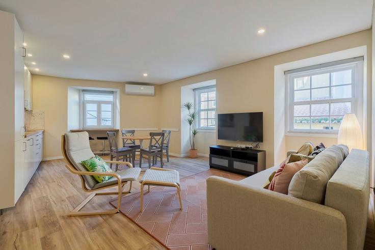 Salle de séjour élégante avec mobilier moderne dans un appartement à Building Travessa do Sapalinho 3 - home-match - 1610696 à Setubal (São Julião, Nossa Senhora da Anunciada e Santa Maria da Graça), Setúbal Salle de séjour élégante avec mobilier moderne dans un appartement à Building Travessa do Sapalinho 3 - home-match - 1610696 à Setubal (São Julião, Nossa Senhora da Anunciada e Santa Maria da Graça), Setúbal