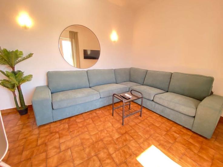 Elegante sala de estar con mobiliario moderno en un apartamento en Building Avenida dos Ciprestes 78, 2ºD - home-match - 1610673 en Setubal (São Julião, Nossa Senhora da Anunciada e Santa Maria da Graça), Setúbal Elegante sala de estar con mobiliario moderno en un apartamento en Building Avenida dos Ciprestes 78, 2ºD - home-match - 1610673 en Setubal (São Julião, Nossa Senhora da Anunciada e Santa Maria da Graça), Setúbal