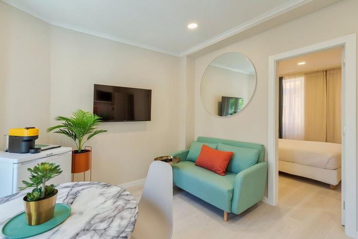 Salle de séjour élégante avec mobilier moderne dans un appartement à Building Rua do Eito 15 - home-match - 1610670 à Setubal (São Julião, Nossa Senhora da Anunciada e Santa Maria da Graça), Setúbal Salle de séjour élégante avec mobilier moderne dans un appartement à Building Rua do Eito 15 - home-match - 1610670 à Setubal (São Julião, Nossa Senhora da Anunciada e Santa Maria da Graça), Setúbal
