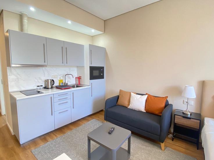 Elegante sala de estar con mobiliario moderno en un apartamento en Building Avenida Luísa Todi 284 - home-match - 1610654 en Setubal (São Julião, Nossa Senhora da Anunciada e Santa Maria da Graça), Setúbal Elegante sala de estar con mobiliario moderno en un apartamento en Building Avenida Luísa Todi 284 - home-match - 1610654 en Setubal (São Julião, Nossa Senhora da Anunciada e Santa Maria da Graça), Setúbal