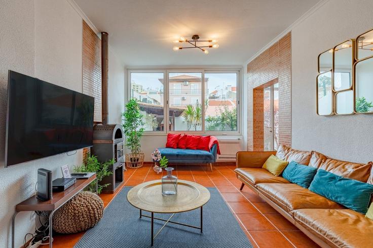 Elegante sala de estar con mobiliario moderno en un apartamento en Building Rua Mártires da Pátria 80 - home-match - 1610640 en Setubal (São Julião, Nossa Senhora da Anunciada e Santa Maria da Graça), Setúbal Elegante sala de estar con mobiliario moderno en un apartamento en Building Rua Mártires da Pátria 80 - home-match - 1610640 en Setubal (São Julião, Nossa Senhora da Anunciada e Santa Maria da Graça), Setúbal
