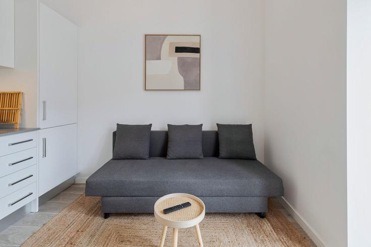 Salle de séjour élégante avec mobilier moderne dans un appartement à Building Rua de Fran Paxeco 9, 2º andar - home-match - 1610743 à Setubal (São Julião, Nossa Senhora da Anunciada e Santa Maria da Graça), Setúbal Salle de séjour élégante avec mobilier moderne dans un appartement à Building Rua de Fran Paxeco 9, 2º andar - home-match - 1610743 à Setubal (São Julião, Nossa Senhora da Anunciada e Santa Maria da Graça), Setúbal