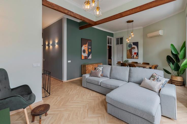 Elegante sala de estar con mobiliario moderno en un apartamento en Building Rua Almeida Garrett 30 - home-match - 1610705 en Setubal (São Julião, Nossa Senhora da Anunciada e Santa Maria da Graça), Setúbal Elegante sala de estar con mobiliario moderno en un apartamento en Building Rua Almeida Garrett 30 - home-match - 1610705 en Setubal (São Julião, Nossa Senhora da Anunciada e Santa Maria da Graça), Setúbal
