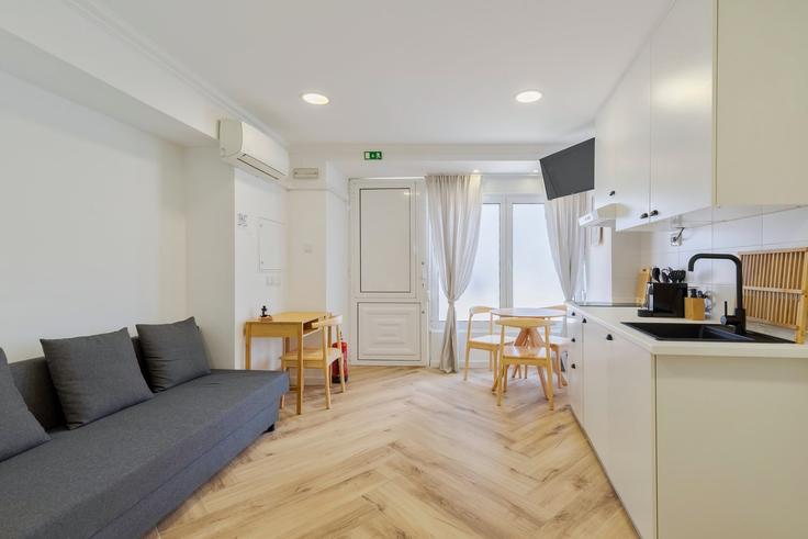 Elegante sala de estar con mobiliario moderno en un apartamento en Building Largo do Corpo Santo 12 R/C - home-match - 1610699 en Setubal (São Julião, Nossa Senhora da Anunciada e Santa Maria da Graça), Setúbal Elegante sala de estar con mobiliario moderno en un apartamento en Building Largo do Corpo Santo 12 R/C - home-match - 1610699 en Setubal (São Julião, Nossa Senhora da Anunciada e Santa Maria da Graça), Setúbal