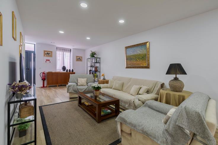 Elegante sala de estar con mobiliario moderno en un apartamento en Building Rua Doutor Fernando Garcia 23 - home-match - 1610657 en Setúbal (São Sebastião), Setúbal Elegante sala de estar con mobiliario moderno en un apartamento en Building Rua Doutor Fernando Garcia 23 - home-match - 1610657 en Setúbal (São Sebastião), Setúbal