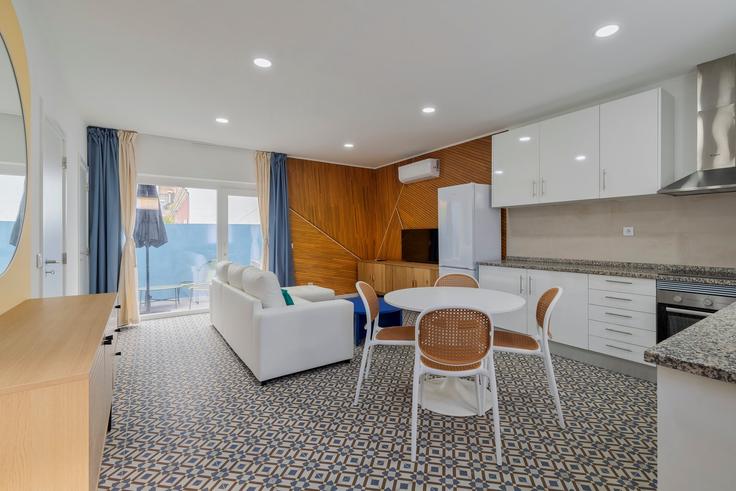 Elegante sala de estar con mobiliario moderno en un apartamento en Building Rua do Castelo 24 - home-match - 1610709 en Setubal (São Julião, Nossa Senhora da Anunciada e Santa Maria da Graça), Setúbal Elegante sala de estar con mobiliario moderno en un apartamento en Building Rua do Castelo 24 - home-match - 1610709 en Setubal (São Julião, Nossa Senhora da Anunciada e Santa Maria da Graça), Setúbal
