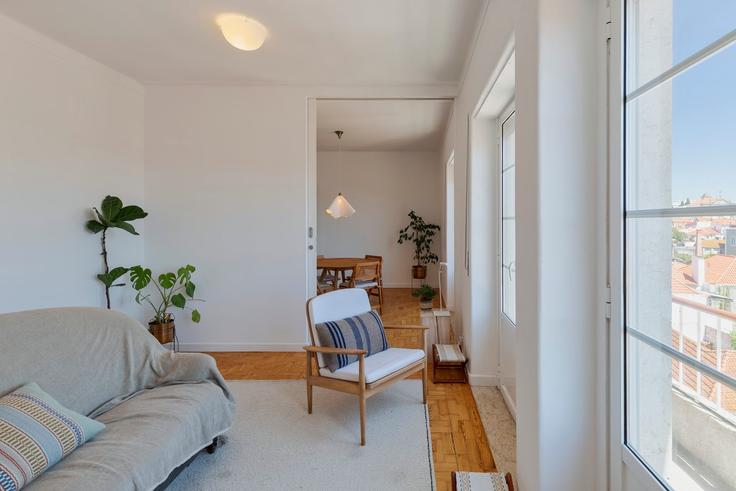 Sala de estar elegantemente projetada com móveis modernos em um apartamento no Building Largo do Poço do Concelho 3 - home-match - 1610683 em Setubal (São Julião, Nossa Senhora da Anunciada e Santa Maria da Graça), Setúbal Sala de estar elegantemente projetada com móveis modernos em um apartamento no Building Largo do Poço do Concelho 3 - home-match - 1610683 em Setubal (São Julião, Nossa Senhora da Anunciada e Santa Maria da Graça), Setúbal
