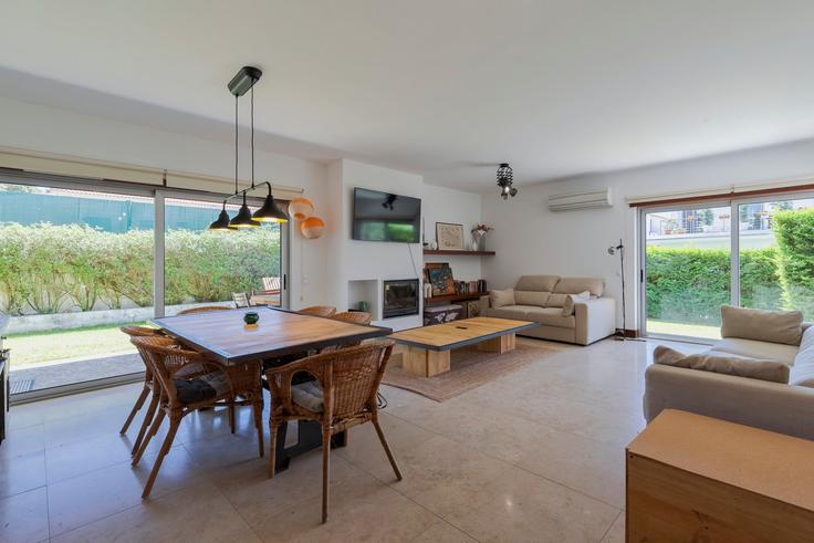 Elegante sala de estar con mobiliario moderno en un apartamento en Building Rua das Abertas 49 - home-match - 1610721 en Castelo, Sesimbra Elegante sala de estar con mobiliario moderno en un apartamento en Building Rua das Abertas 49 - home-match - 1610721 en Castelo, Sesimbra