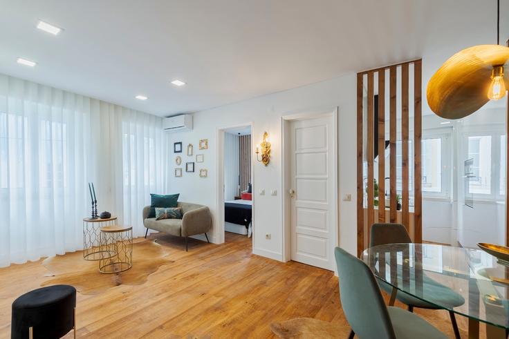 Elegante sala de estar con mobiliario moderno en un apartamento en Building Rua Doutor Paula Borba 25 - home-match - 1610718 en Setubal (São Julião, Nossa Senhora da Anunciada e Santa Maria da Graça), Setúbal Elegante sala de estar con mobiliario moderno en un apartamento en Building Rua Doutor Paula Borba 25 - home-match - 1610718 en Setubal (São Julião, Nossa Senhora da Anunciada e Santa Maria da Graça), Setúbal