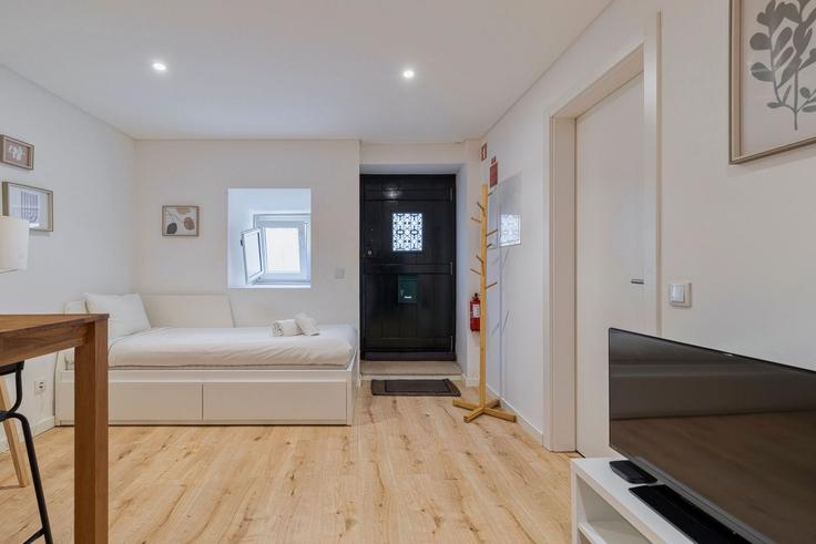 Elegante sala de estar con mobiliario moderno en un apartamento en Building Rua João Eloy do Amaral 105, R/C - home-match - 1620963 en Setubal (São Julião, Nossa Senhora da Anunciada e Santa Maria da Graça), Setúbal Elegante sala de estar con mobiliario moderno en un apartamento en Building Rua João Eloy do Amaral 105, R/C - home-match - 1620963 en Setubal (São Julião, Nossa Senhora da Anunciada e Santa Maria da Graça), Setúbal
