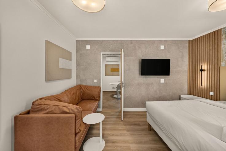 Elegante sala de estar con mobiliario moderno en un apartamento en Building Rua Dona Maria Baptista, 3, 1º direito - home-match - 1610795 en Setúbal (São Sebastião), Setúbal Elegante sala de estar con mobiliario moderno en un apartamento en Building Rua Dona Maria Baptista, 3, 1º direito - home-match - 1610795 en Setúbal (São Sebastião), Setúbal