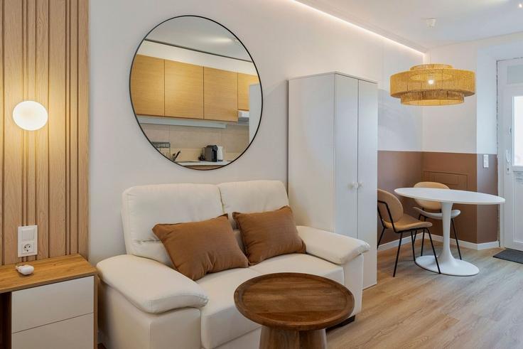 Salle de séjour élégante avec mobilier moderne dans un appartement à Building Tv. do Padre Manuel dos Santos 20, porta 5 - home-match - 1610771 à Setubal (São Julião, Nossa Senhora da Anunciada e Santa Maria da Graça), Setúbal Salle de séjour élégante avec mobilier moderne dans un appartement à Building Tv. do Padre Manuel dos Santos 20, porta 5 - home-match - 1610771 à Setubal (São Julião, Nossa Senhora da Anunciada e Santa Maria da Graça), Setúbal