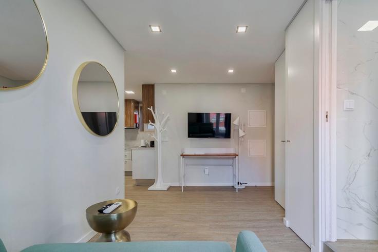 Elegante sala de estar con mobiliario moderno en un apartamento en Building Rua João Eloy do Amaral 53, 2º Andar - home-match - 1610685 en Setubal (São Julião, Nossa Senhora da Anunciada e Santa Maria da Graça), Setúbal Elegante sala de estar con mobiliario moderno en un apartamento en Building Rua João Eloy do Amaral 53, 2º Andar - home-match - 1610685 en Setubal (São Julião, Nossa Senhora da Anunciada e Santa Maria da Graça), Setúbal